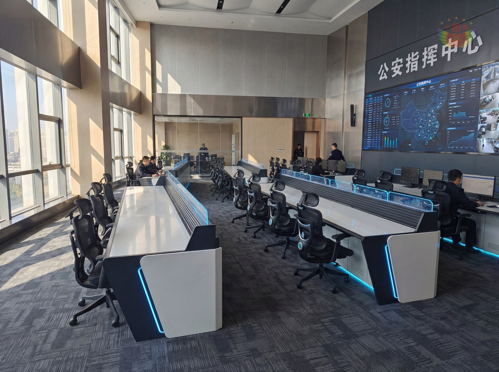 極簡流線型監(jiān)控操作臺圖片
