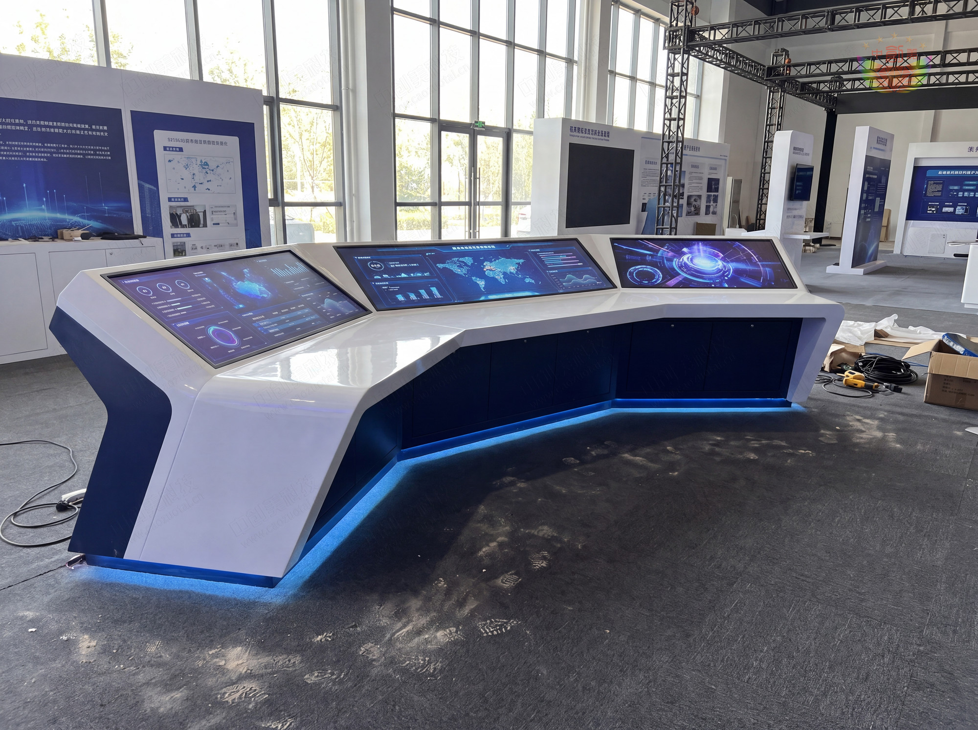展覽展示廳專用斜面操作臺樣式圖