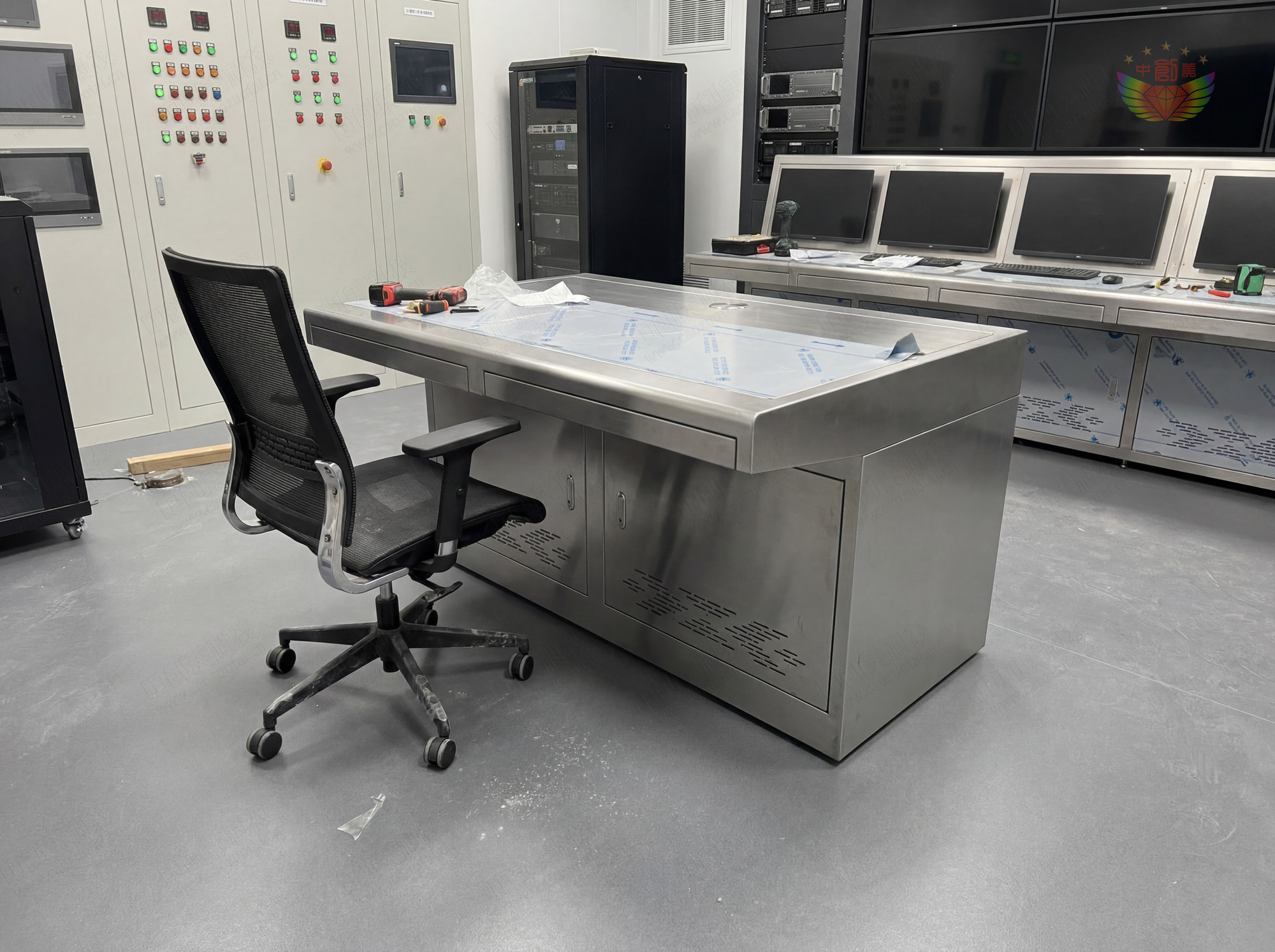 平臺式中控室操作臺圖片